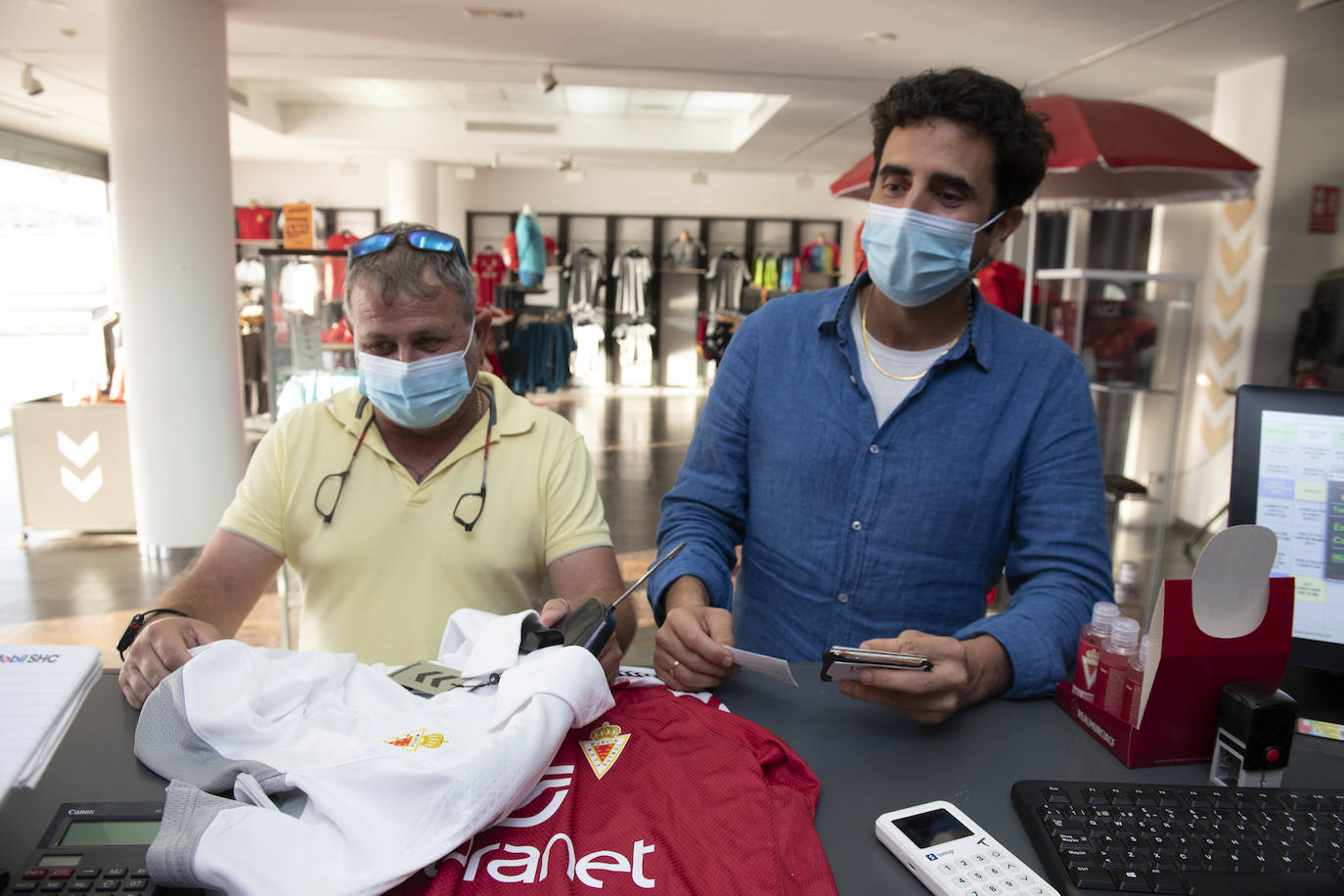 Fotos: El Murcia triplica su venta de camisetas de color grana