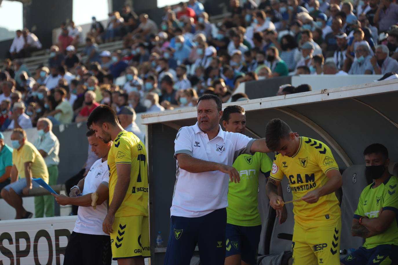 Salmerón dando instrucciones en el partido contra el Linense, en una imagen de archivo.