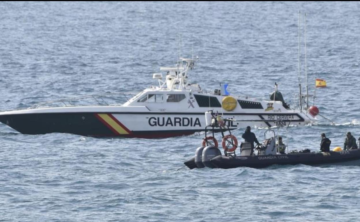 Una embarcación de la Guardia Civil intercepta una patera, en una imagen de archivo. 