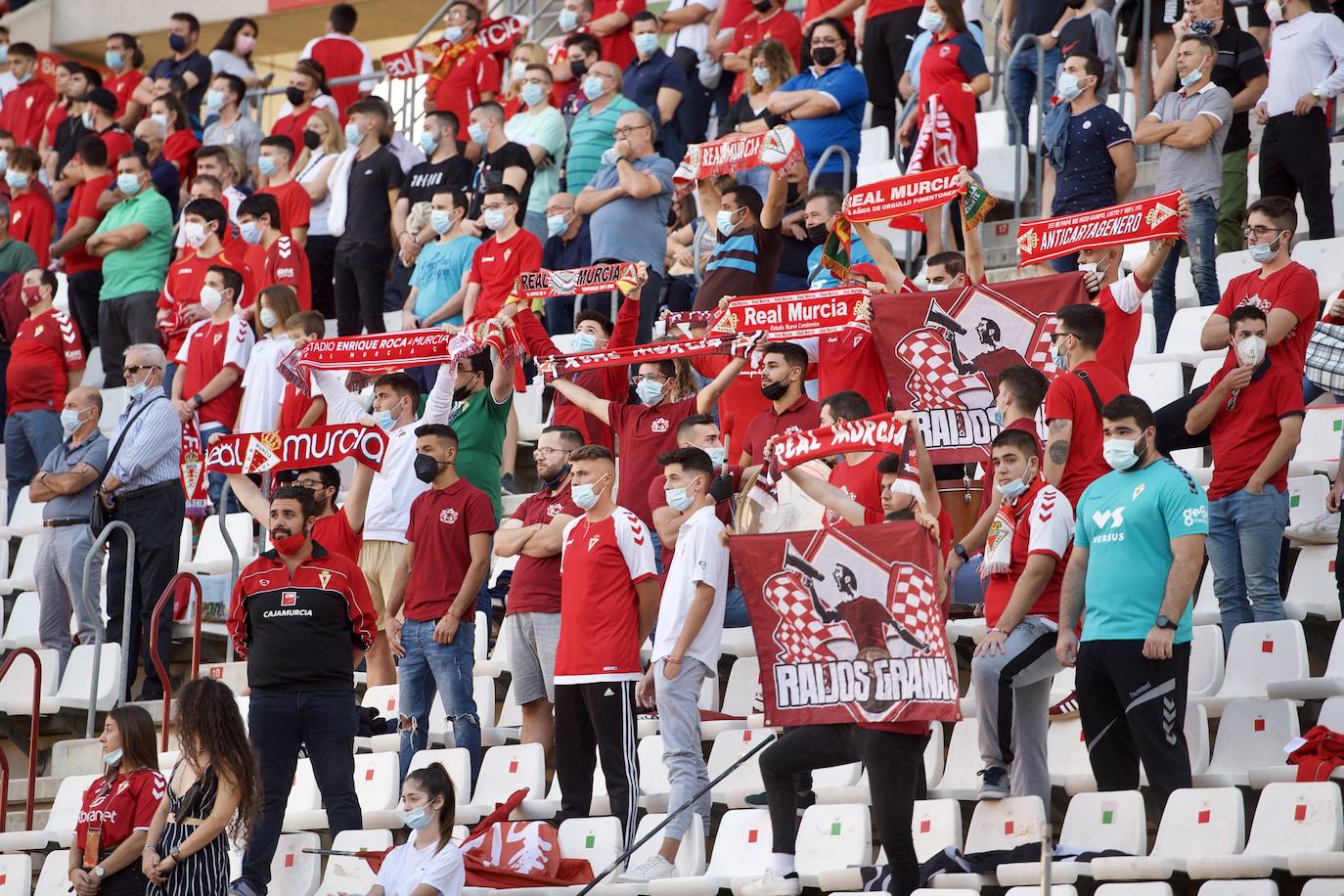 Fotos: La afición en el Enrique Roca, en imágenes