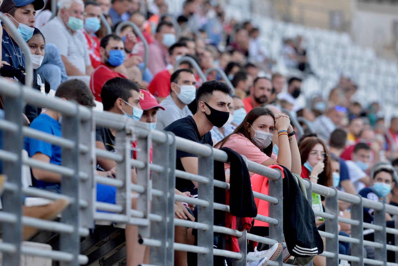 Fotos: La afición en el Enrique Roca, en imágenes