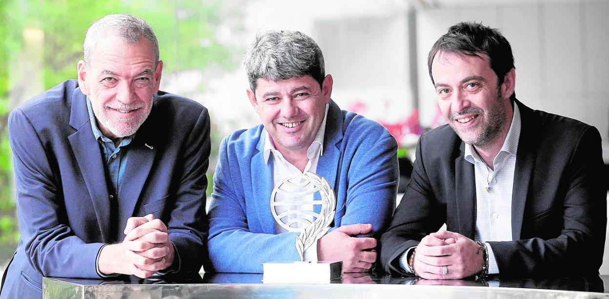 Jorge Díaz, Antonio Mercero y el lorquino Agustín Martínez, ayer en Barcelona. Los tres estaban detrás del seudónimo Carmen Mola, ganadora del Premio Planeta 2021 con 'La bestia'. 