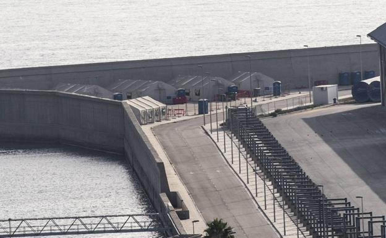Dipsositivo para la atención de los Inmigrantes en el muelle de Escombreras, en una foto de archivo.