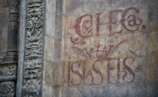 Grafías decorativas que se mantienen en la torre. 