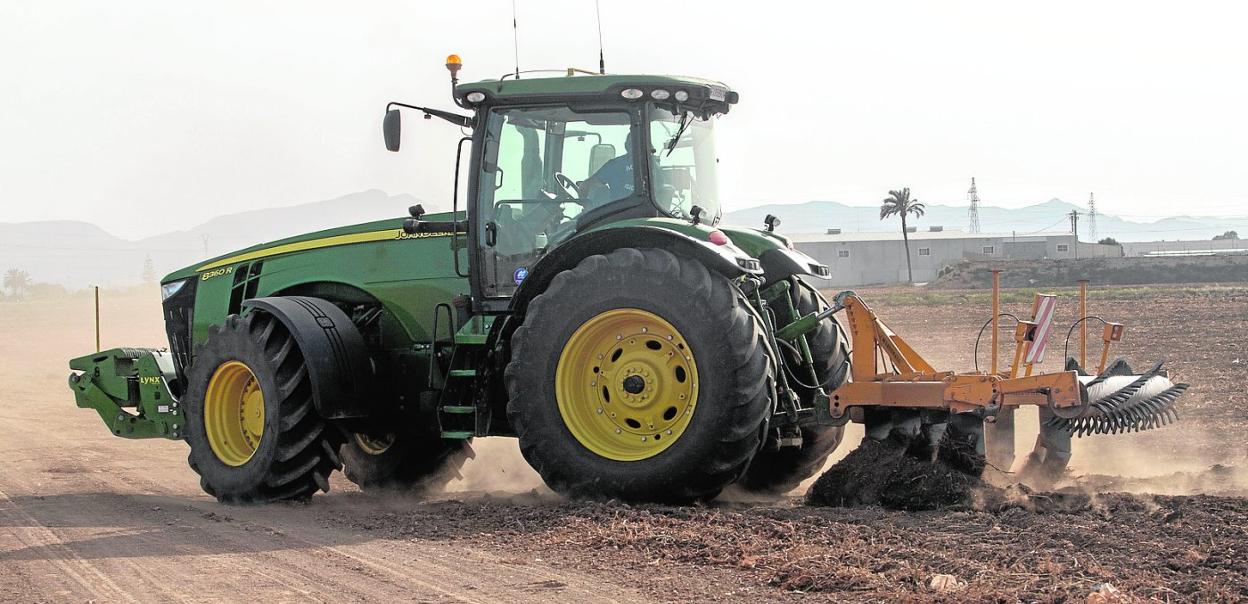 Un agricultor se dispone a labrar una parcela en Cartagena, donde existe una elevada demanda de tierras este año. 