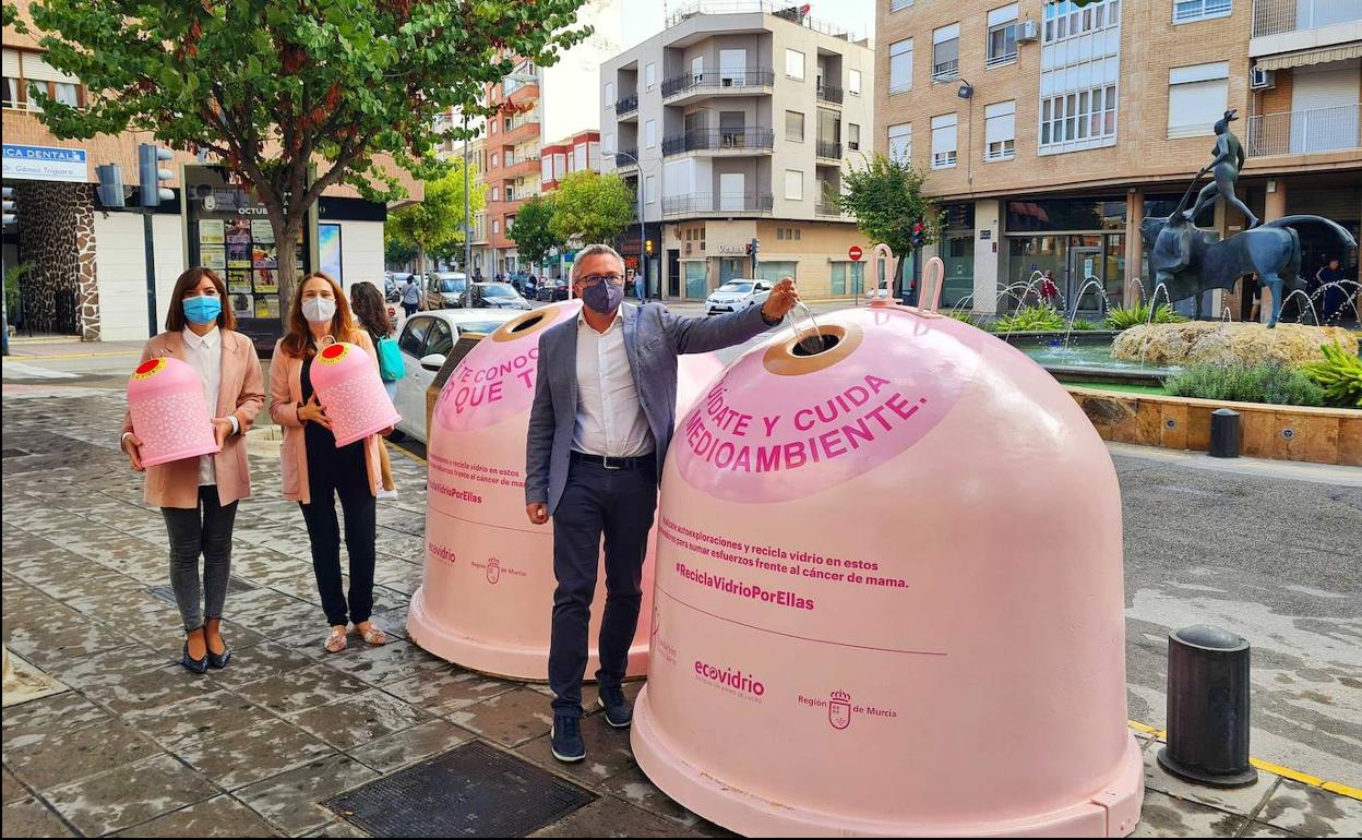 La concejalas de Medio Ambiente y Sanidad, Ana Belén Martínez y Mónica Sánchez, y el gerente de zona Ecovidrio, Roberto Fuentes, posan junto a los contenedores instalados en la plaza Paco Pim 