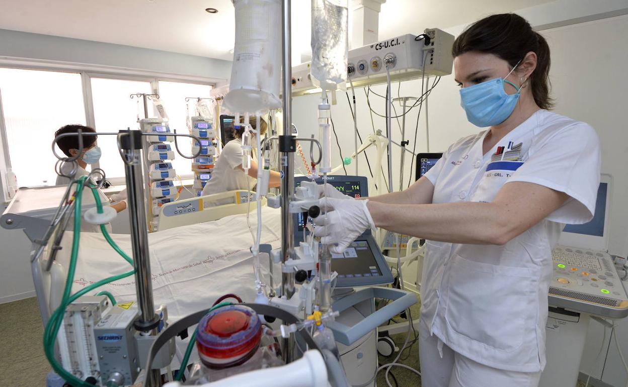 Una enfermera en la UCI del hospital Virgen de la Arrixaca, en Murcia.