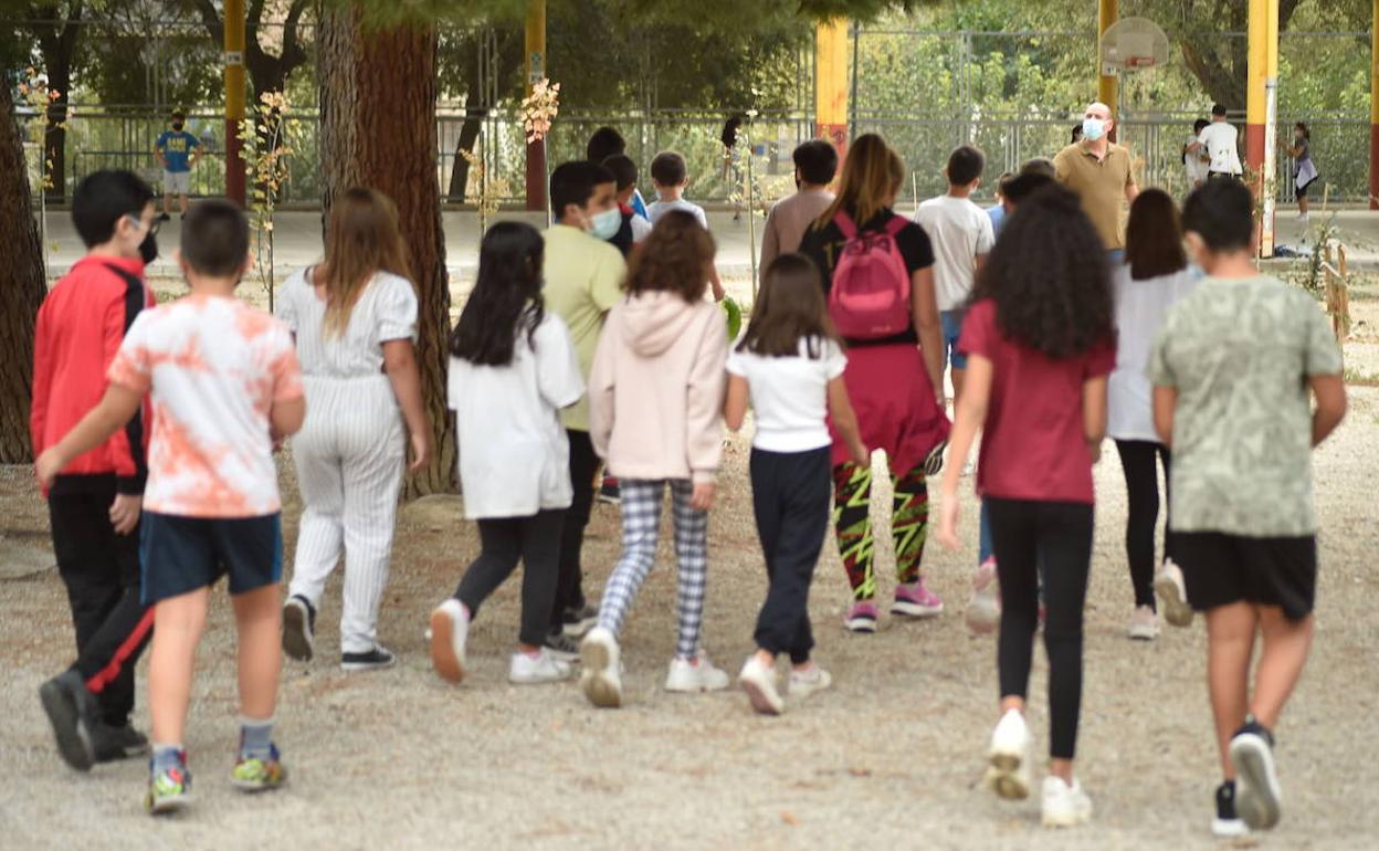 Imágen de archivo de niños haciendo una ruta.