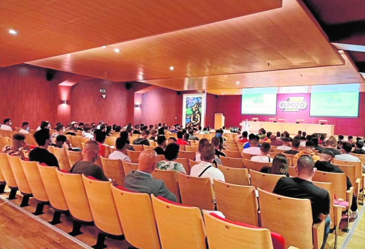 Los nuevos empleados, ayer, durante la recepción en la empresa. 