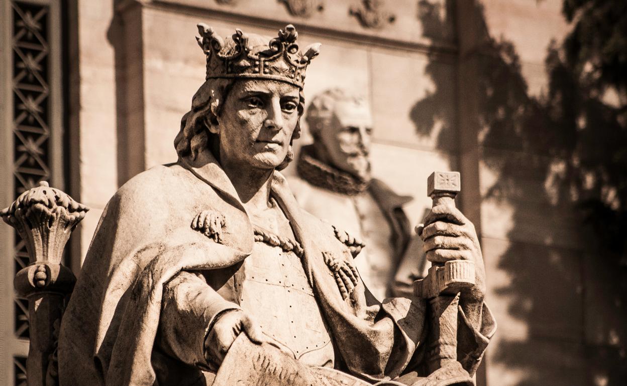 Estatua de Alfonso X El Sabio en la Biblioteca Nacional. 