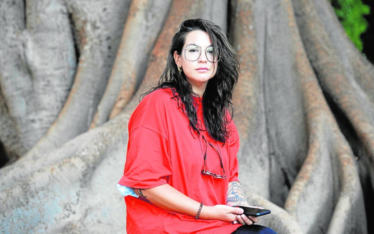 Aránzazu Ángel Vera, en el jardín de Floridablanca, en Murcia. 