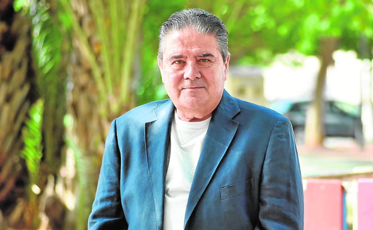 El abogado Javier Pérez Pérez, en un jardín de Murcia. 