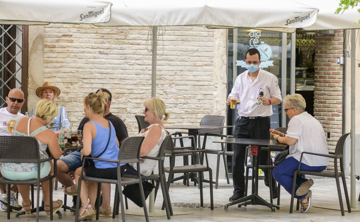 Una terraza en el Paseo Alfonso X de Murcia, en una imagen de archivo.