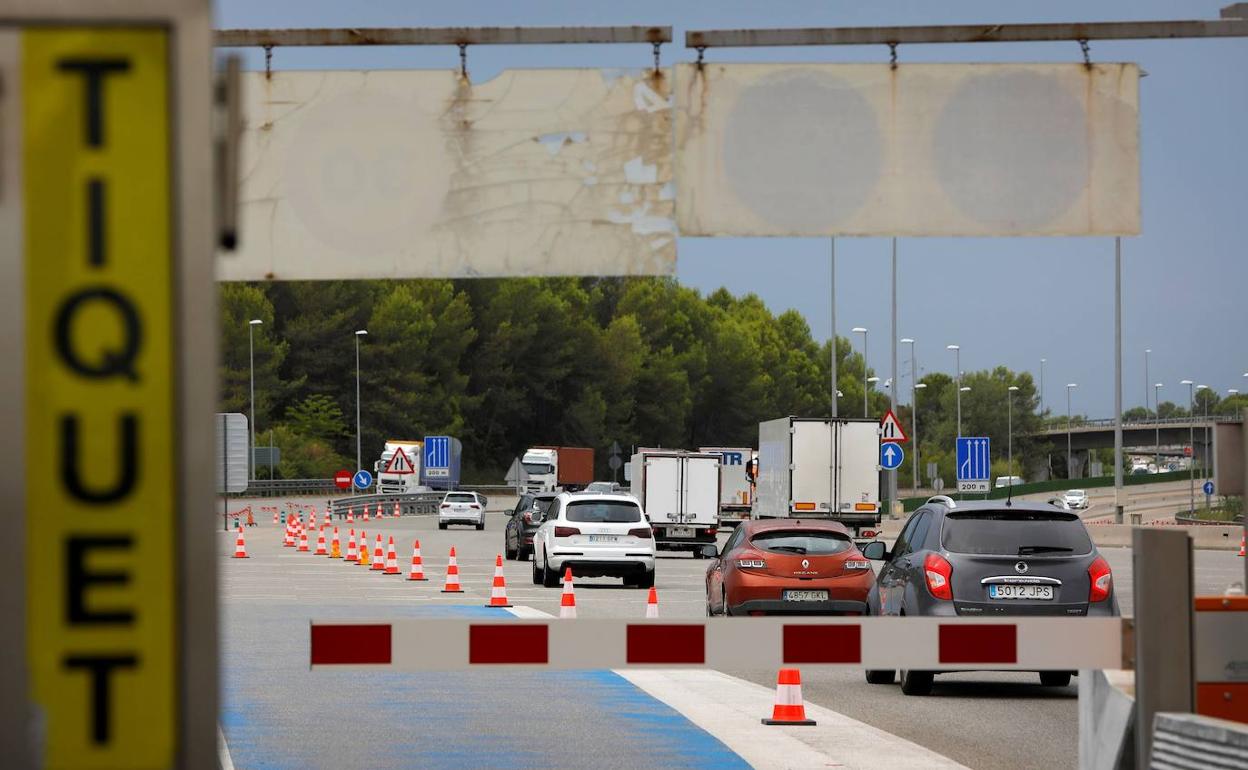 Vehículos circulan por una autovías. 