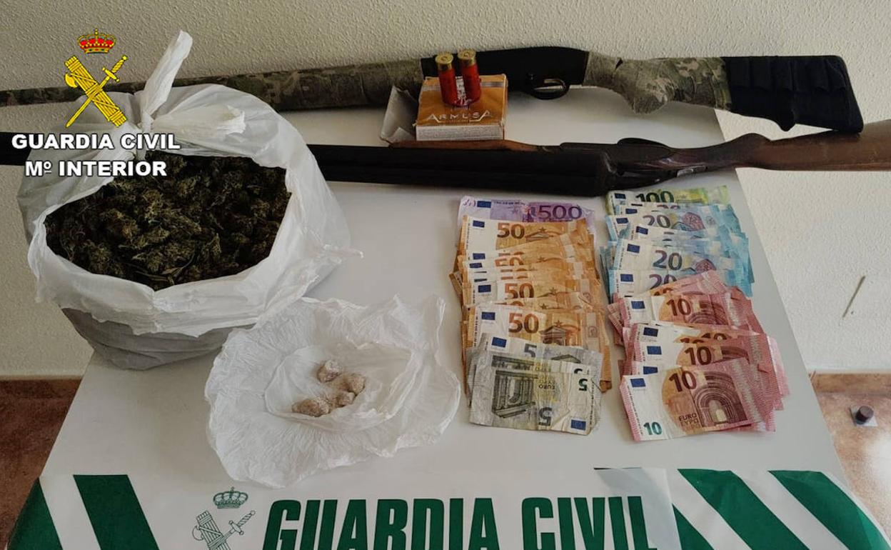 Droga, dinero en efectivo y objetos incautados por la Guardia Civil. 