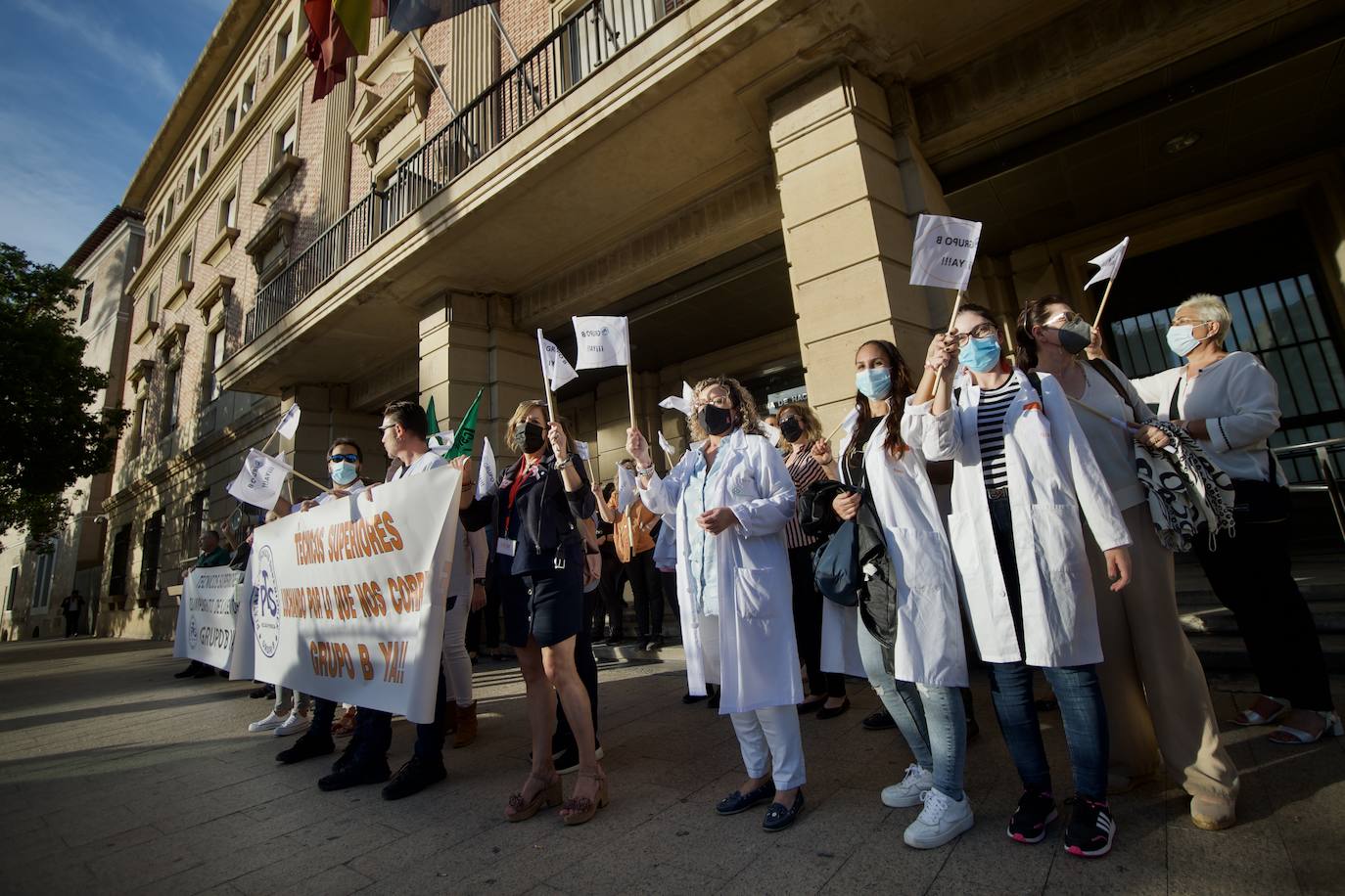 Fotos: Los funcionarios murcianos protestan ante la Consejería de Economía