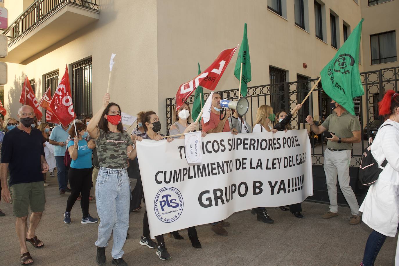 Fotos: Los funcionarios murcianos protestan ante la Consejería de Economía