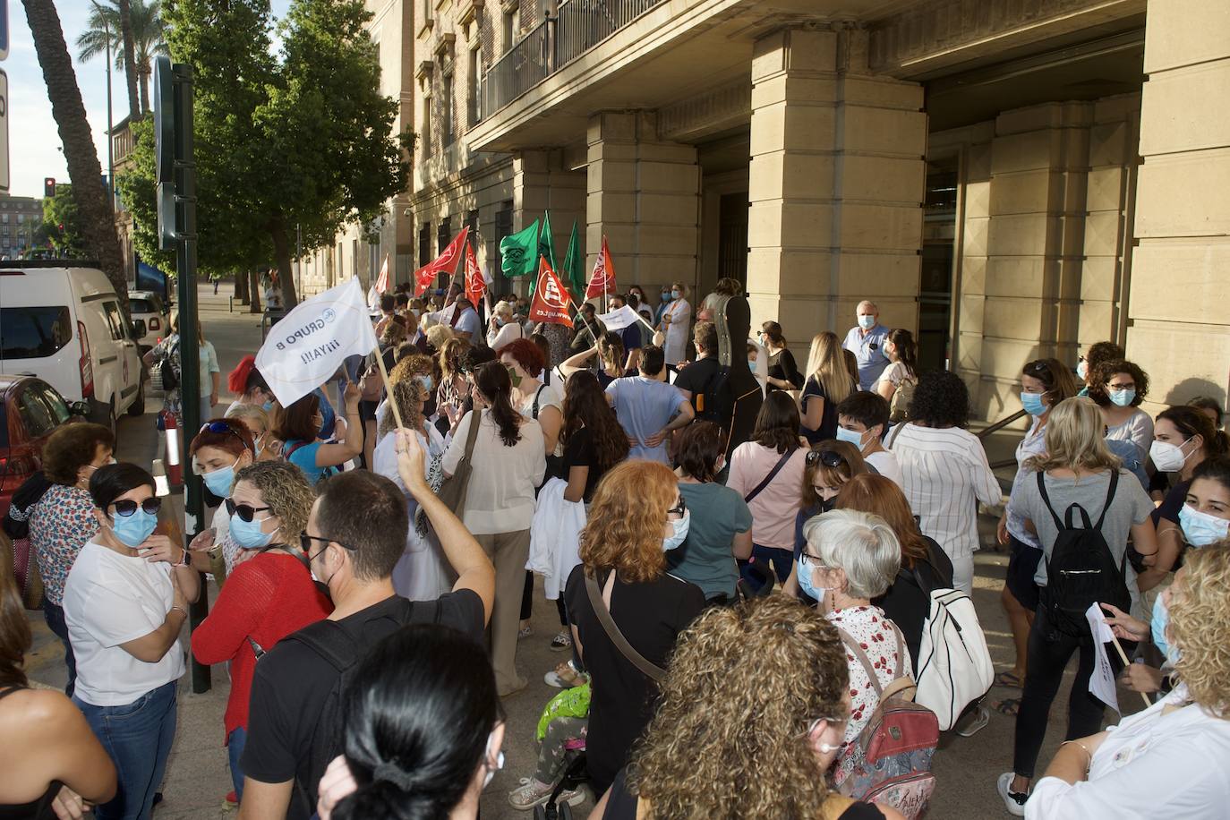 Fotos: Los funcionarios murcianos protestan ante la Consejería de Economía