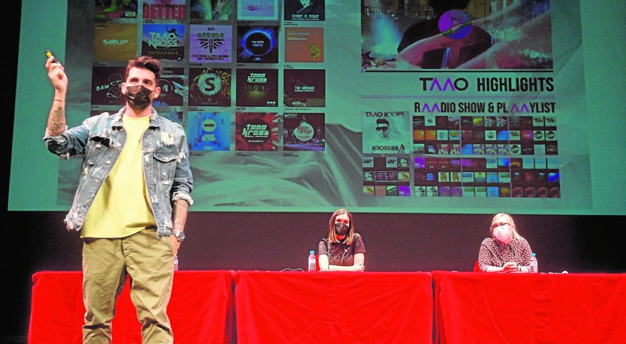 El DJ cartagenero Taao, durante su intervención en el congreso de UPTA, ayer en Murcia. 
