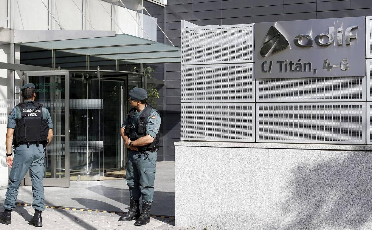 Un guardia civil vigila la sede de Adif durante el registro judicial de 2016.