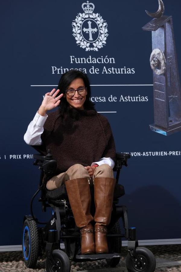 La nadadora española Teresa Perales, premio al Deporte y ganadora de 27 medallas olímpicas, saluda a su llegada a Oviedo. 