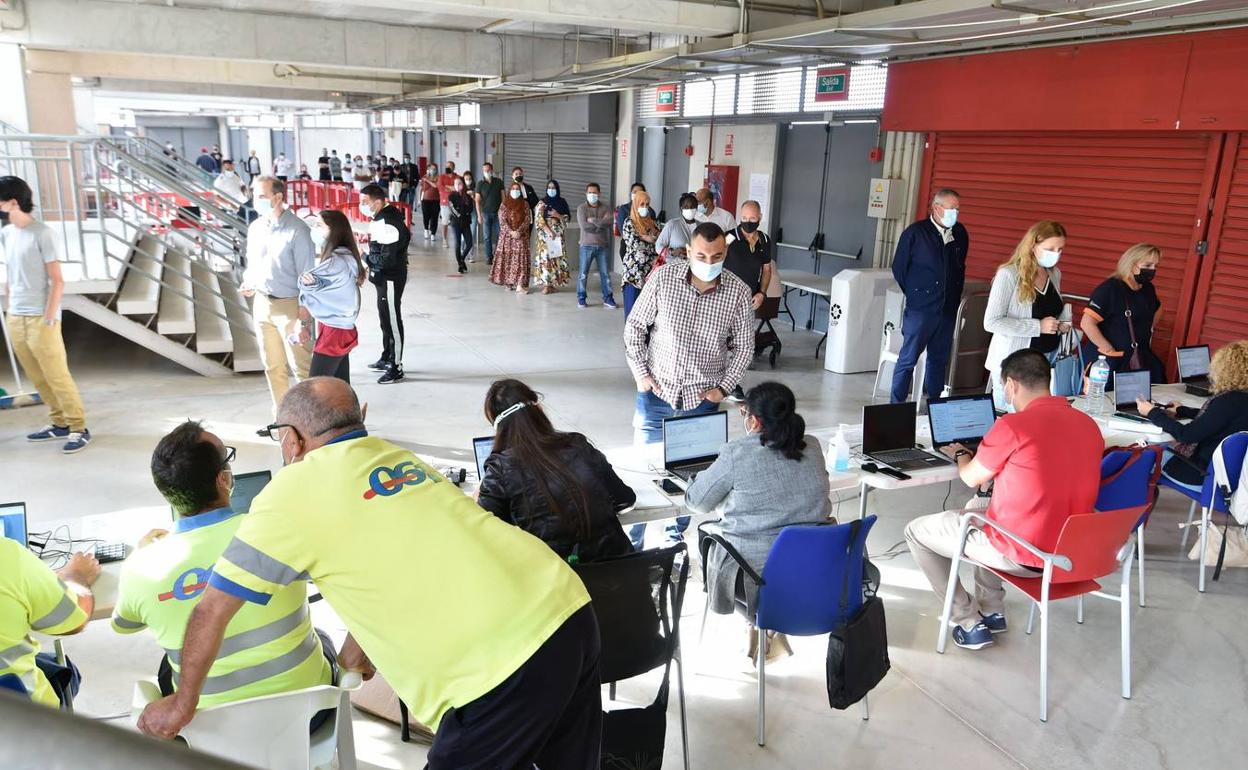 Vacunación en el estadio Enrique Roca en una imagen de archivo. 