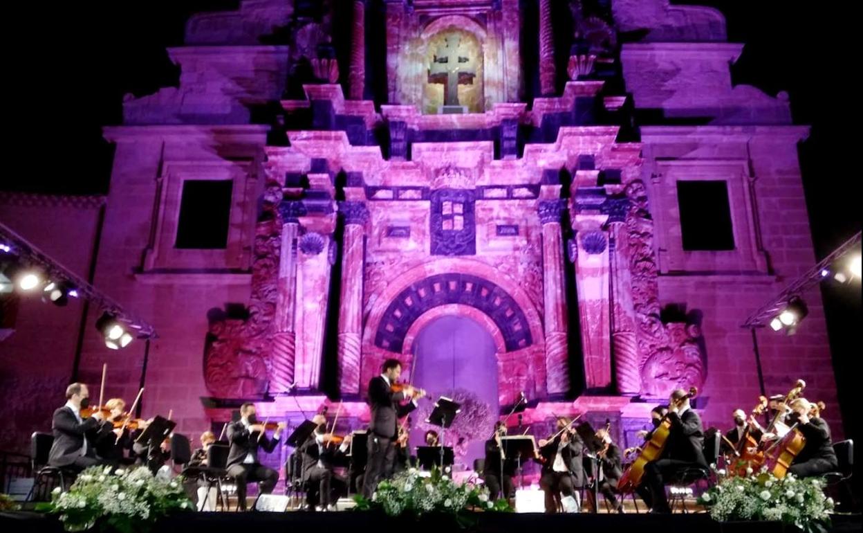 La sección de cuerda de la Orquesta Sinfónica de la Región de Murcia durante el concierto 