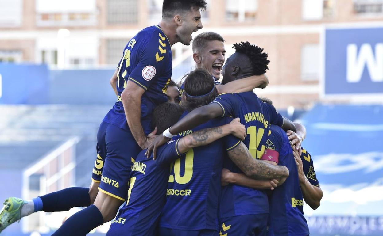 Los jugadores del UCAM CF celebran uno de los goles del encuentro ante el Sevilla Atlético.