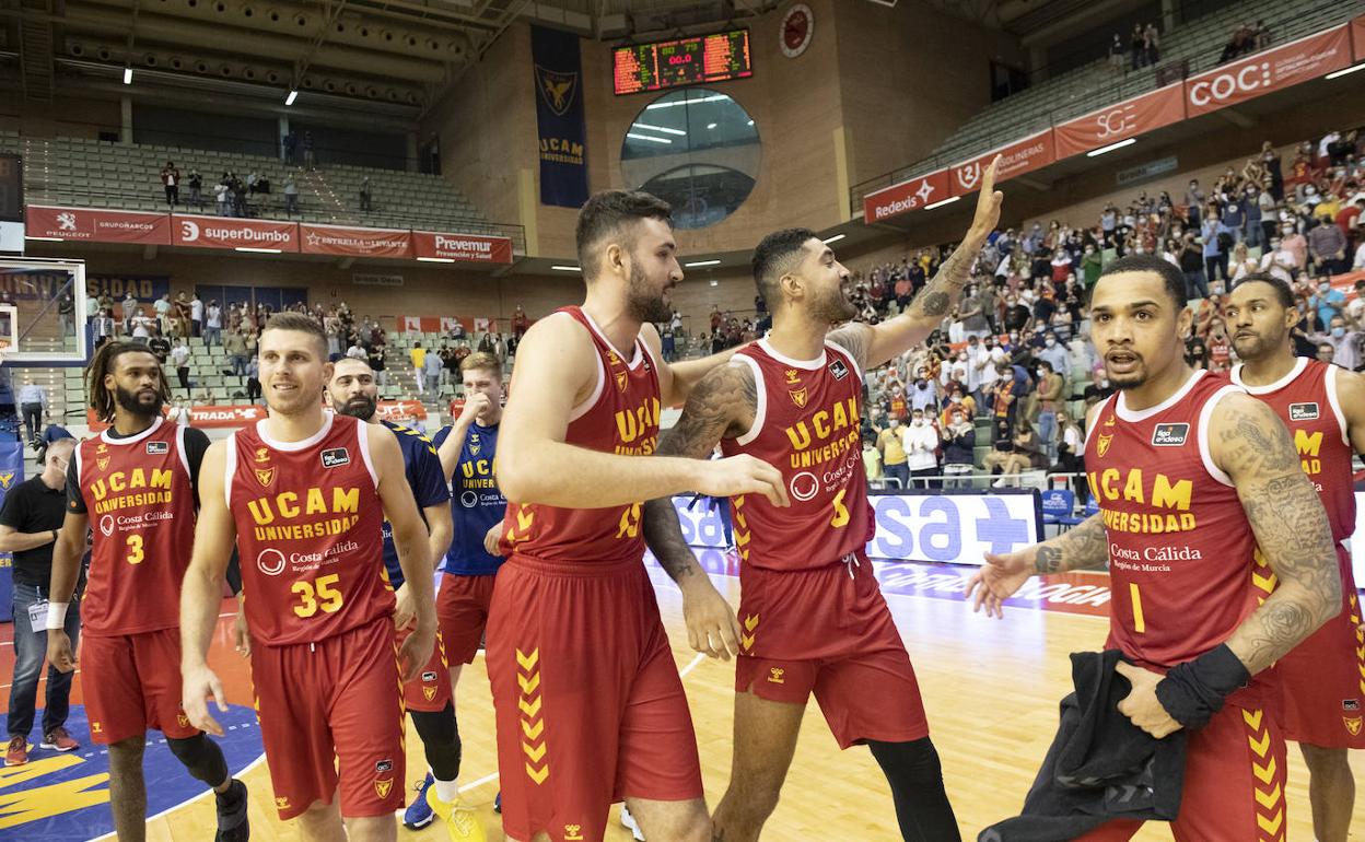 Los jugadores celebran la victoria.