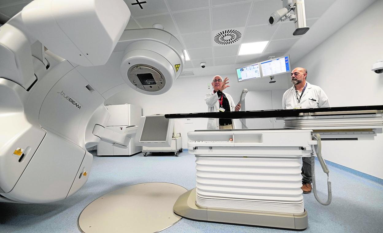 Alfredo Serna y Juan Salinas explican el funcionamiento del nuevo acelerador lineal instalado en el Hospital Santa María del Rosell y que entrará en funcionamiento en noviembre. 