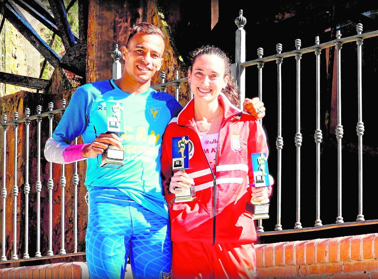 Otmane Raougui y Amanda Cano posan con los trofeos de ganadores de la XIV edición de la Ruta de las Norias, ayer en Abarán. 