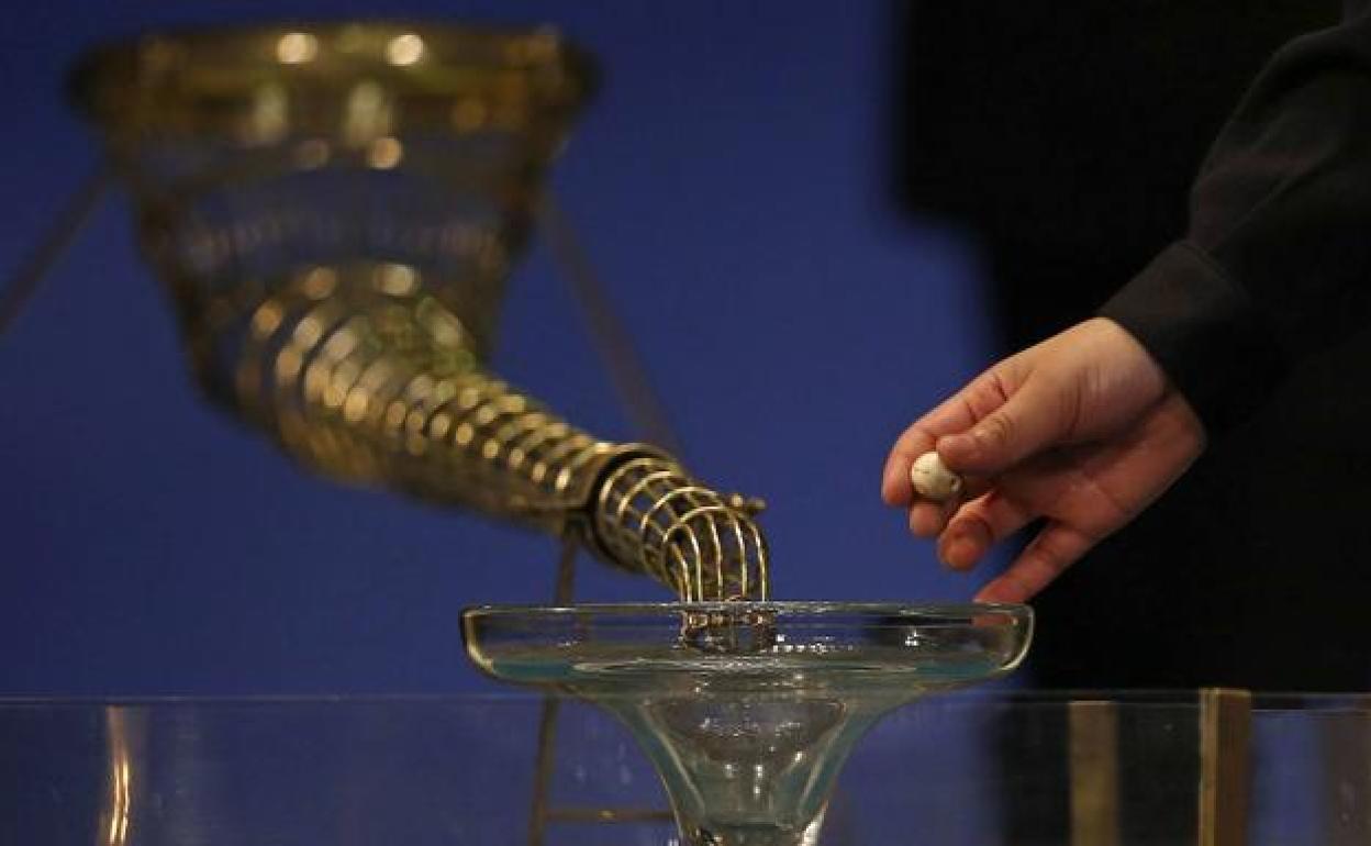 Un niño de San Ildefonso extrae una bola del Sorteo de Navidad en una imagen de archivo. 