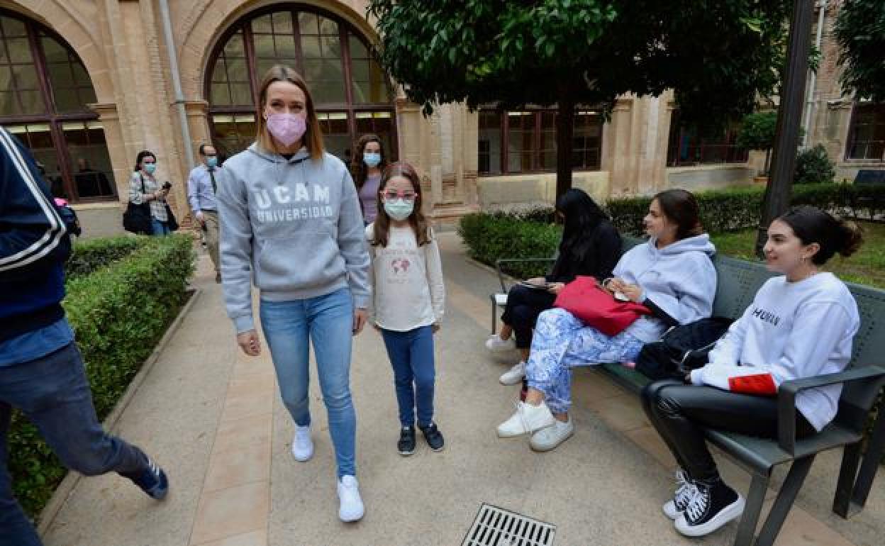 María y Mireia Belmonte en la UCAM, este martes.