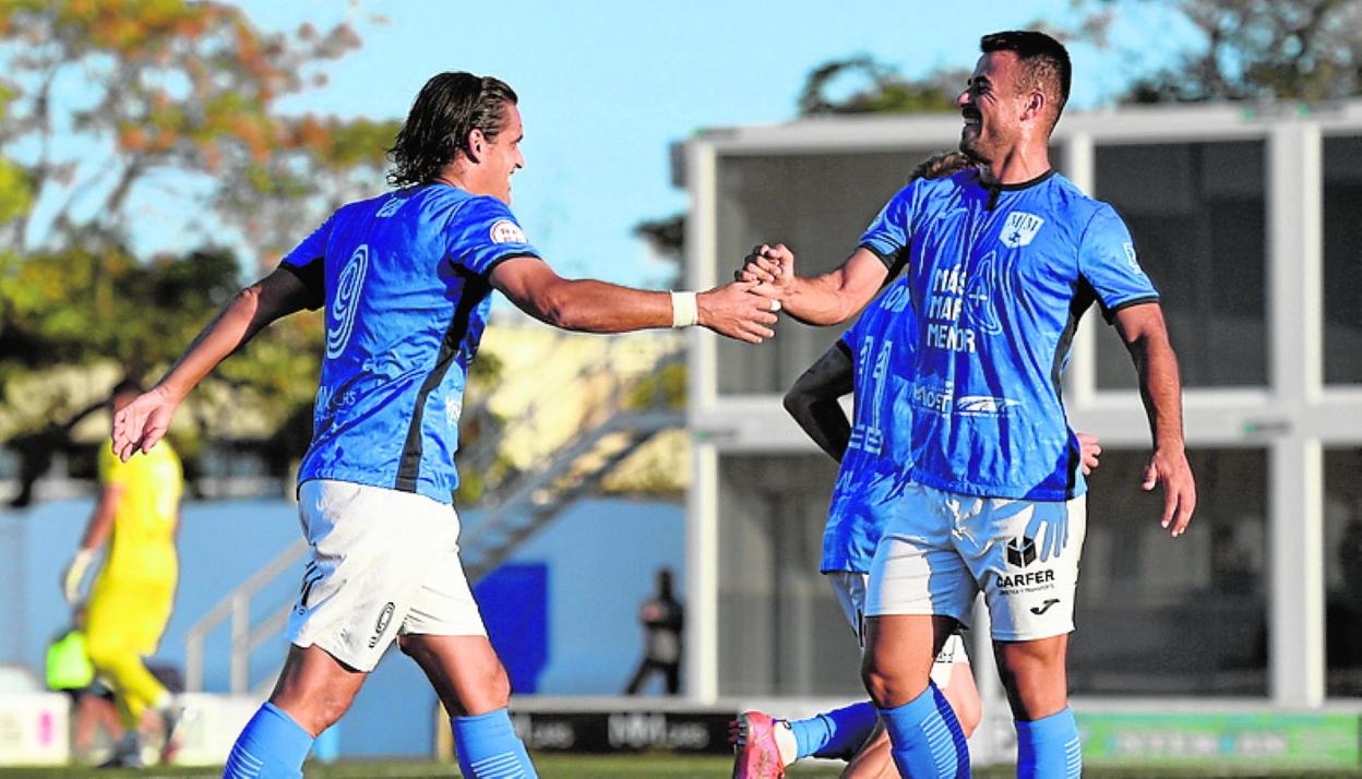 Ubis y Silvente se felicitan tras marcar un gol. 