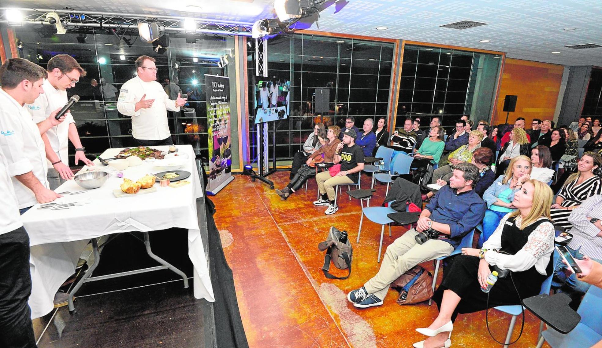El chef con dos estrellas Michelin Pablo González (3i) se dirige al público durante su ponencia en la edición de 2019 de Región de Murcia Gastronómica. 