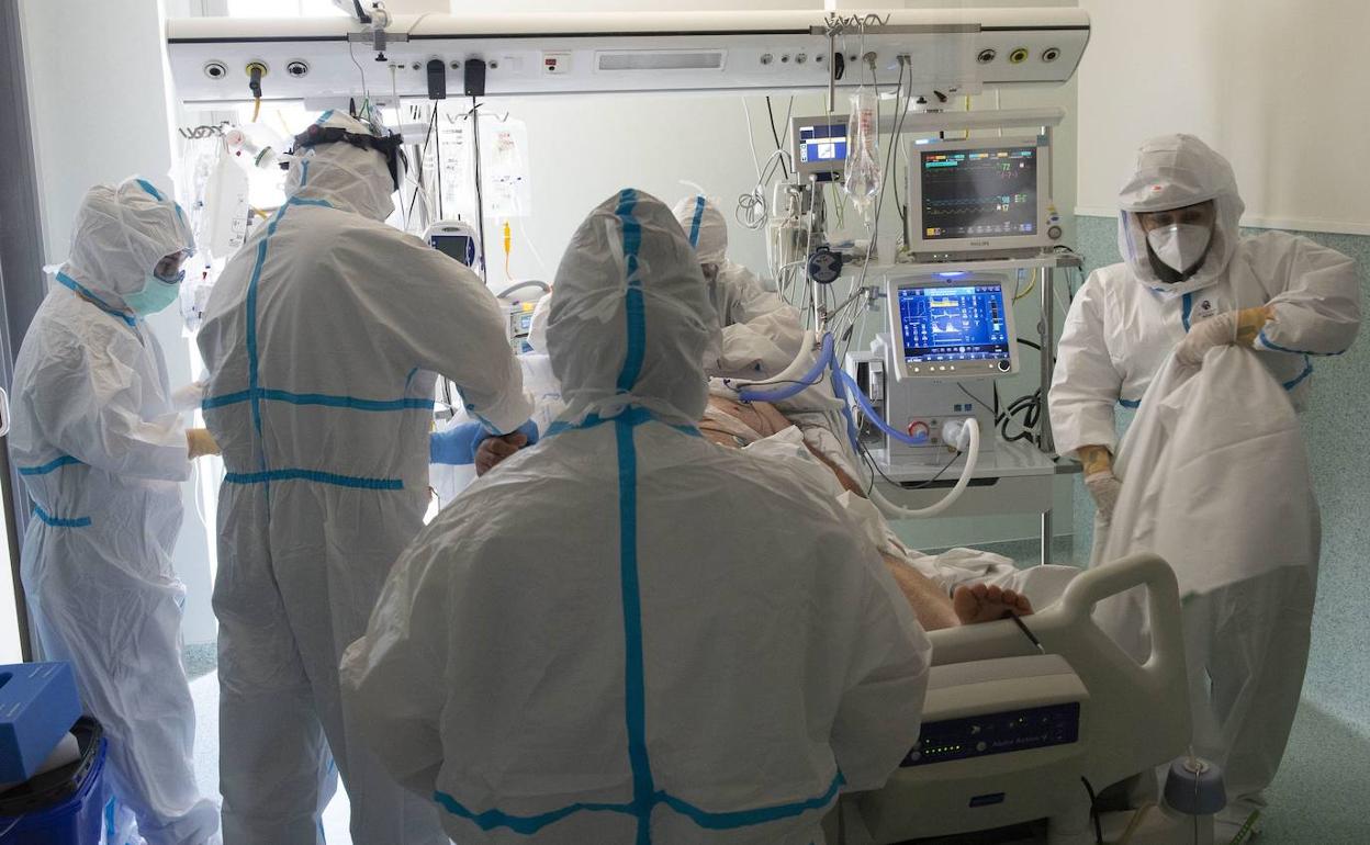 Sanitarios en la UCI del hospital Santa Lucía, en Cartagena.