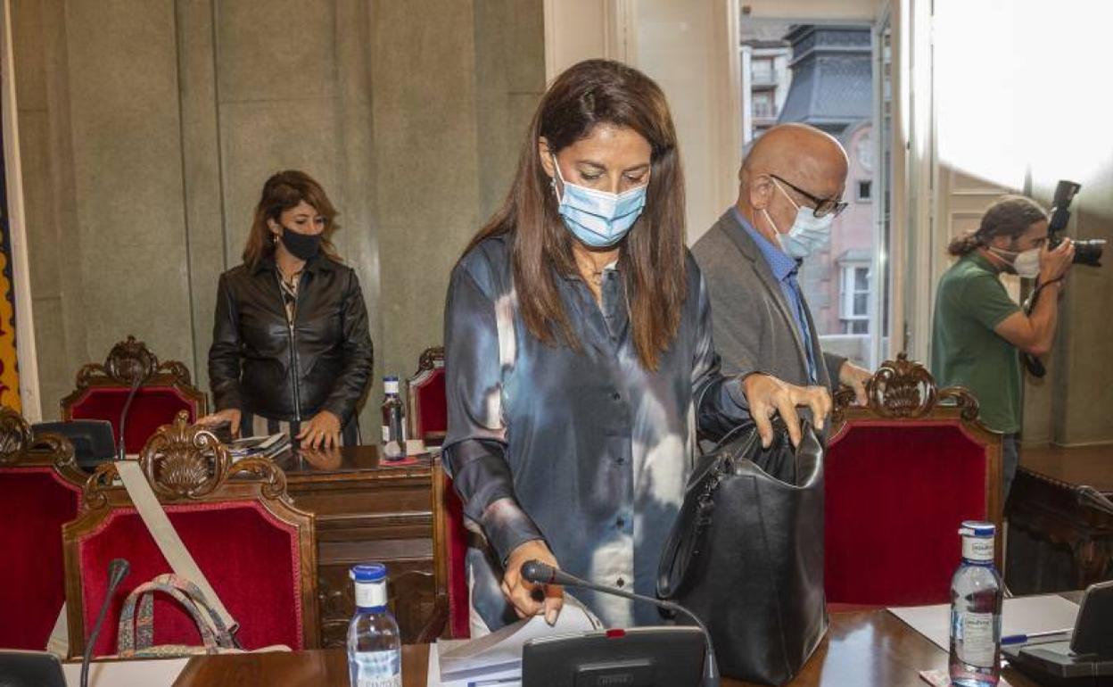 La concejal de Hacienda, Esperanza Nieto, este jueves al inicio del Pleno Municipal.