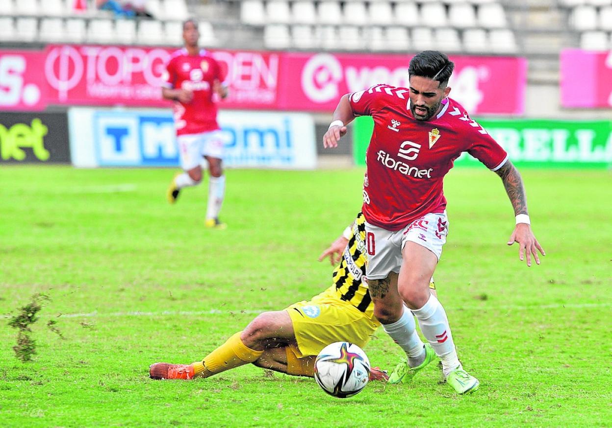 Dani García avanza con la pelota en el último partido en casa del Real Murcia, contra el Pulpileño, con el césped del Enrique Roca levantándose. 