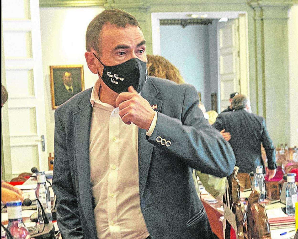 José López, el jueves, junto a su sitio en el Salón de Plenos. 