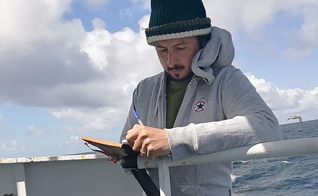 Antonio Lucas, escribiendo durante los días de su aventura en el caladero de Gran Sol. 