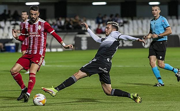 Galería. Álex Gallar intenta llegar al balón.