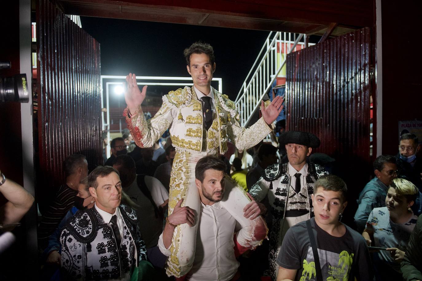 Fotos: Antonio Puerta sale a hombros en la inauguración de la plaza portátil de Mula