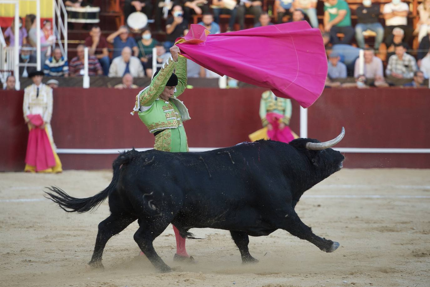 Fotos: Antonio Puerta sale a hombros en la inauguración de la plaza portátil de Mula
