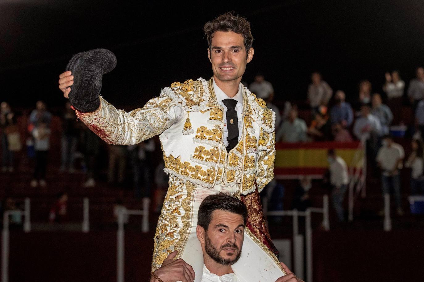 Fotos: Antonio Puerta sale a hombros en la inauguración de la plaza portátil de Mula