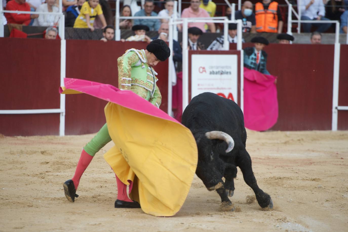 Fotos: Antonio Puerta sale a hombros en la inauguración de la plaza portátil de Mula