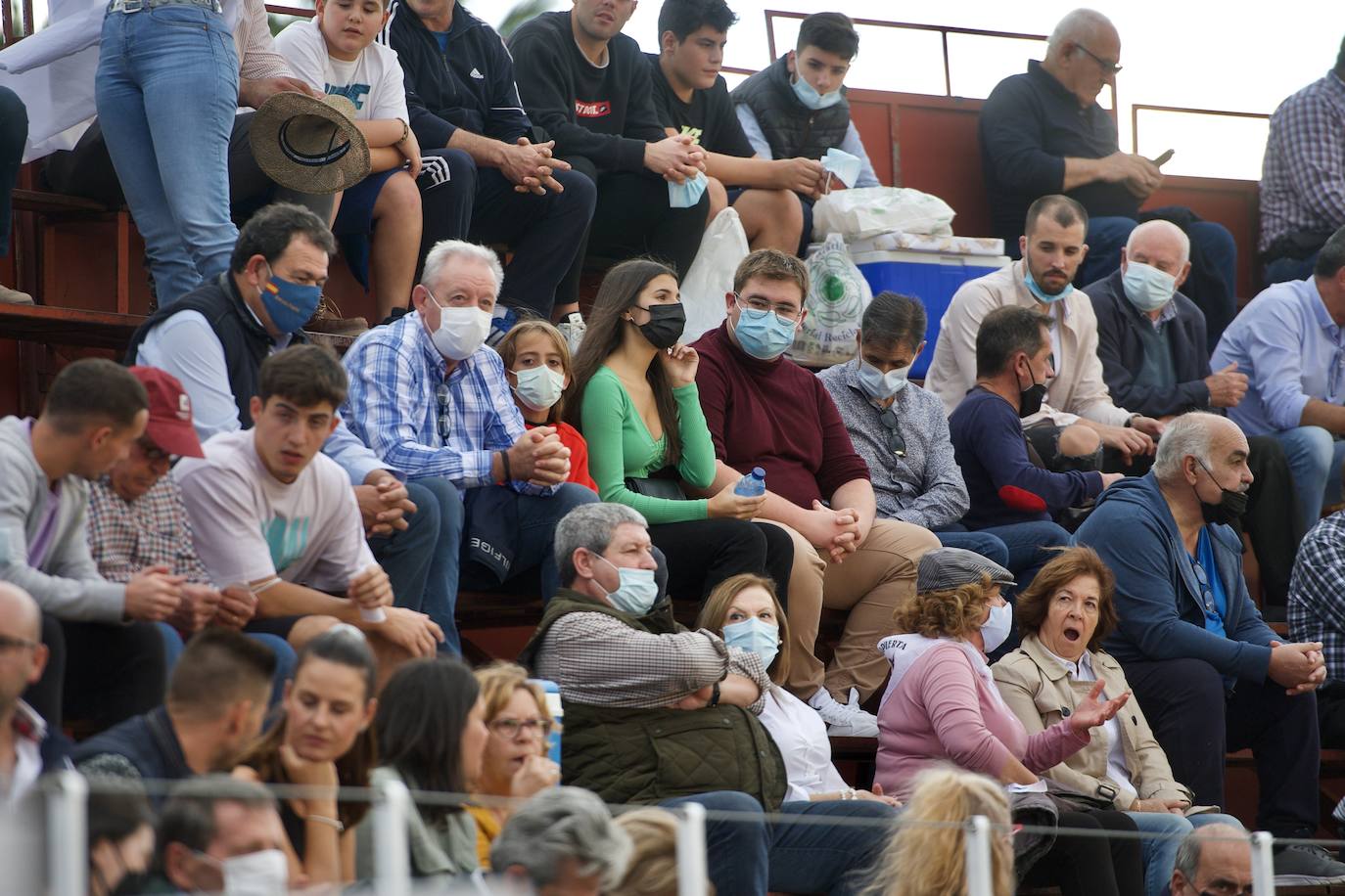 Fotos: Antonio Puerta sale a hombros en la inauguración de la plaza portátil de Mula
