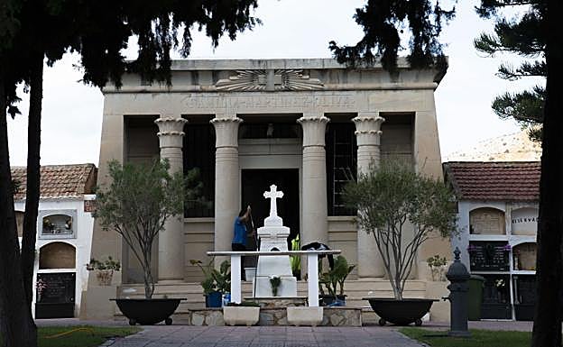 Un vecino limpia uno de los panteones del cementerio de Mazarrón.