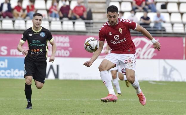 Mario Sánchez controla el balón.