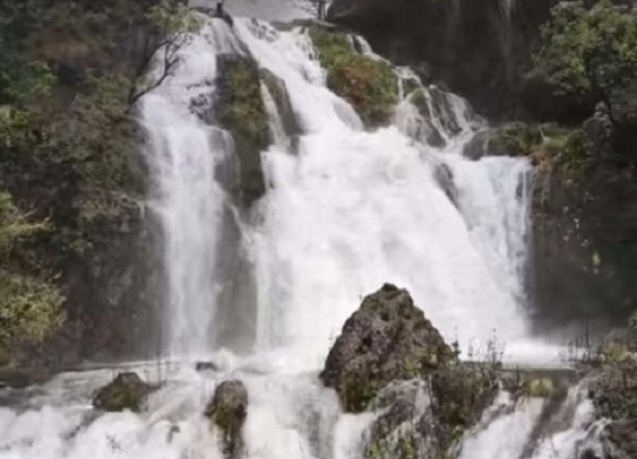 Cascada de agua en el nacimiento del río Mundo, este domingo.