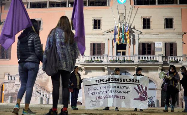 Cartel denunciando la violencia contra la mujer ante el Ayuntamiento de Ripoll (Gerona.